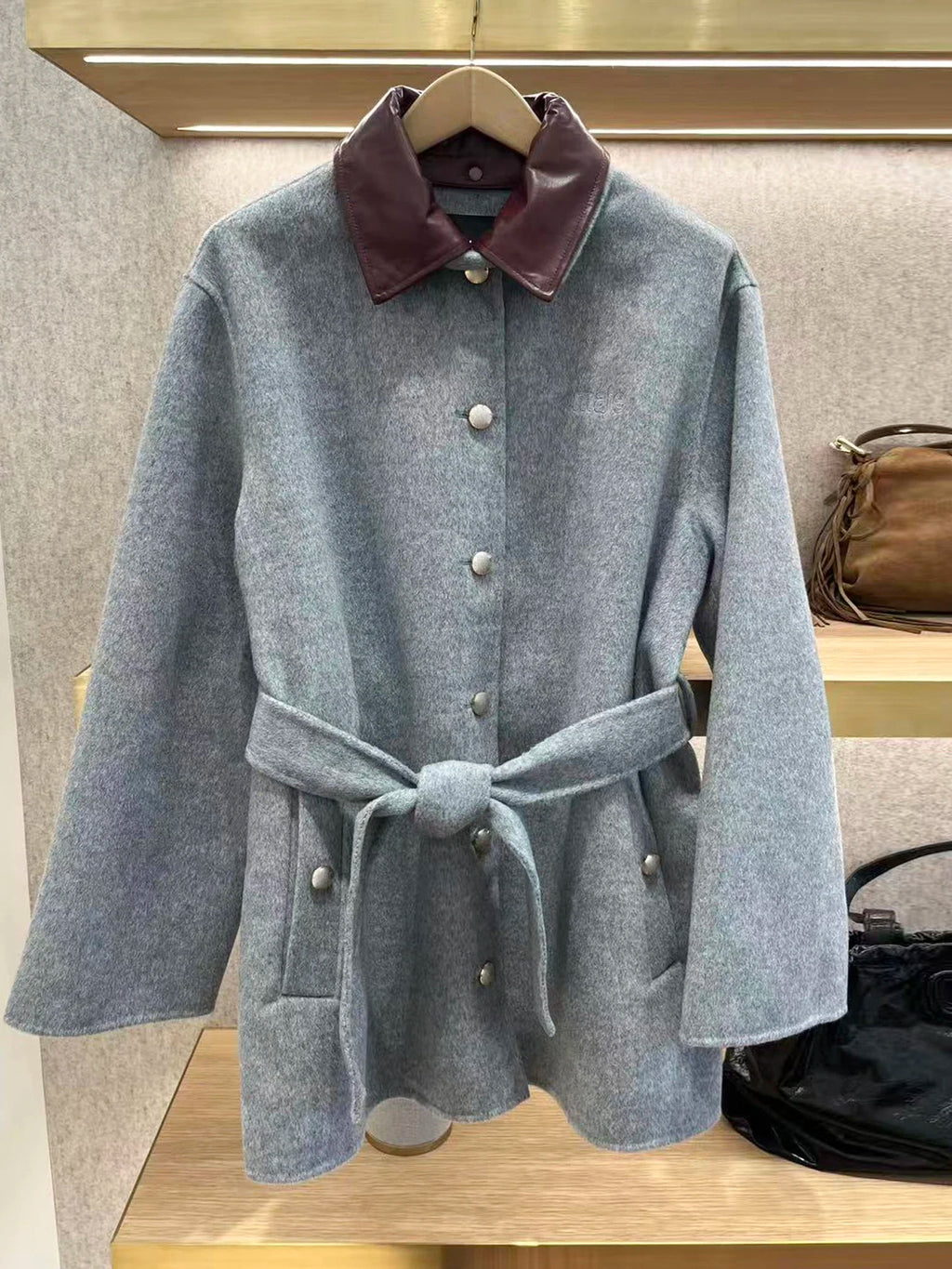 Casaco Feminino em Lã Fina com Gola de Couro Removível e Artesanato Frivolité.