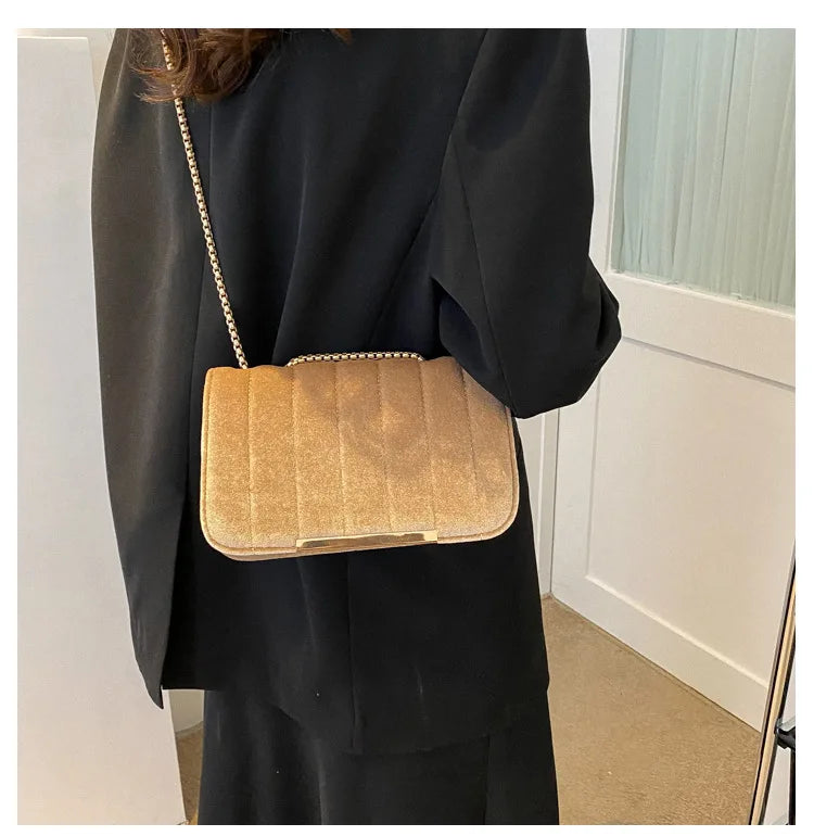 Bolsa Feminina Aba com Detalhes Luxuosos.