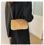 Bolsa Feminina Aba com Detalhes Luxuosos.