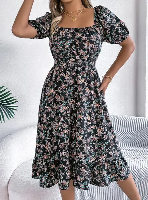 Vestido Feminino Curto Estampado com Decote Quadrado e Mangas Bufantes.