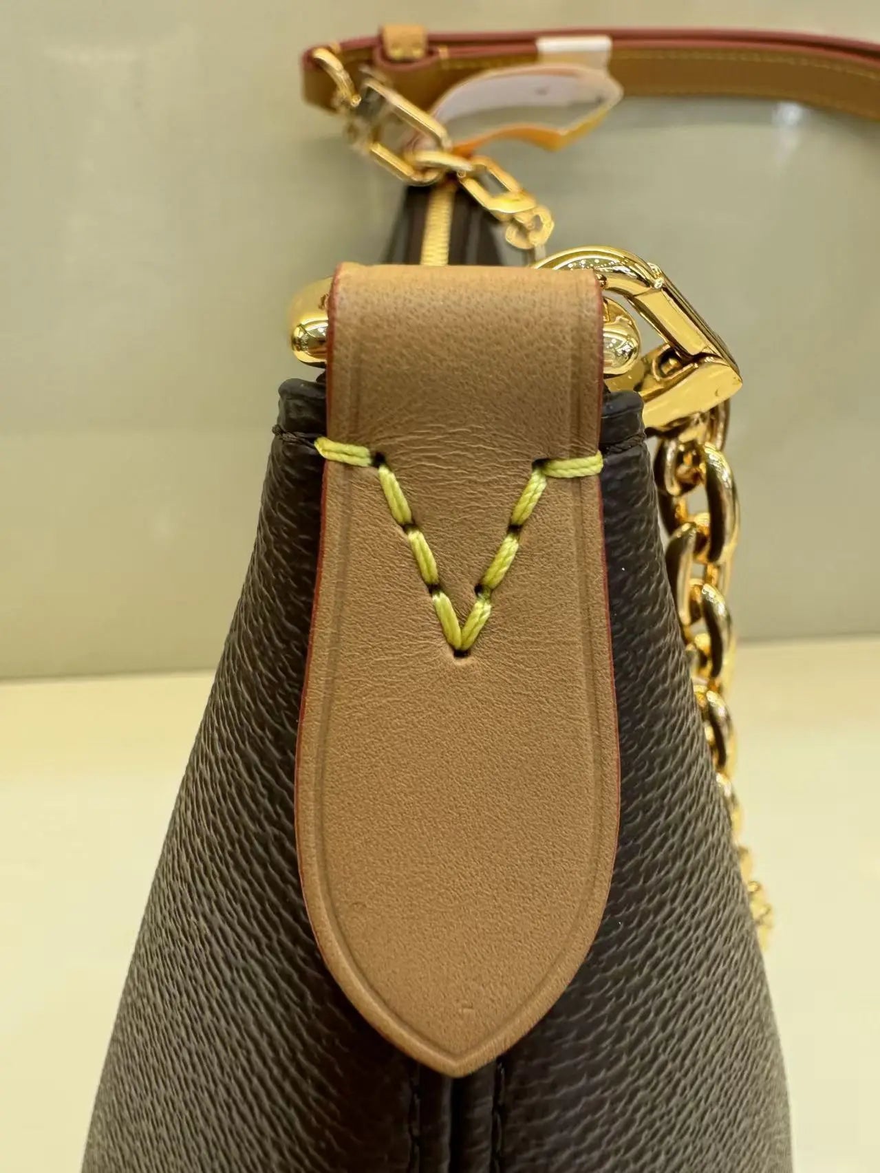 Bolsa Feminina de Couro com Detalhes Luxuosos.