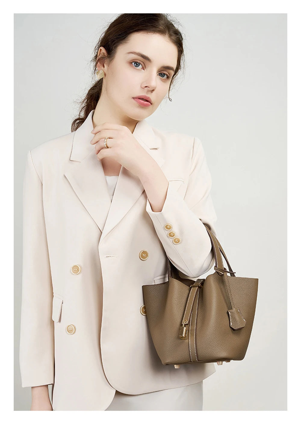 Bolsa Feminina Tipo Balde em Couro Legítimo Premium com Forro em Couro e Acabamento Artesanal