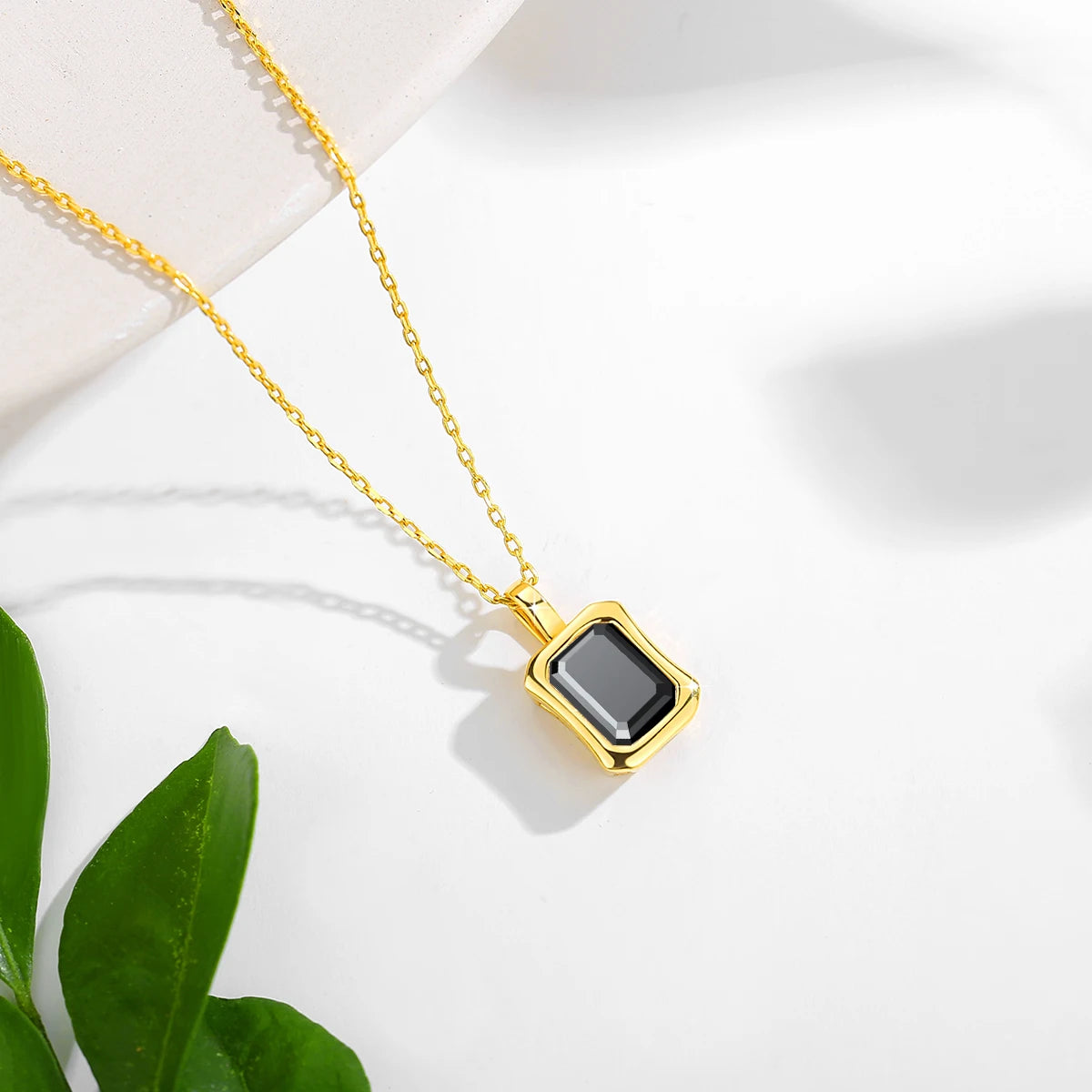 Garb Notturna di Smeraldo – Colar de Moissanite Negra em Ouro 14K com Lapidação Esmeralda.