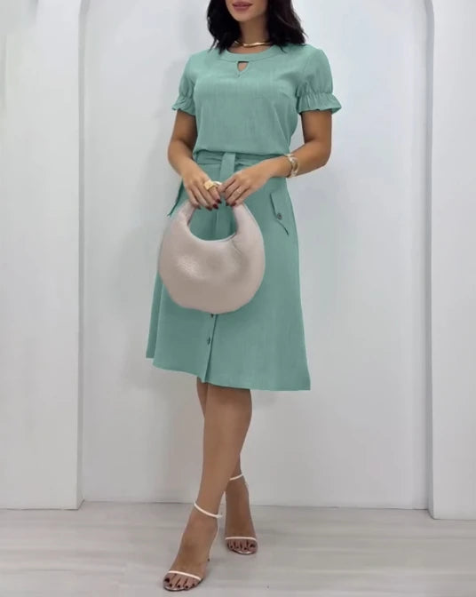 Vestido Feminino Slim em Linha A com Botões Decorativos e Caimento Natural.