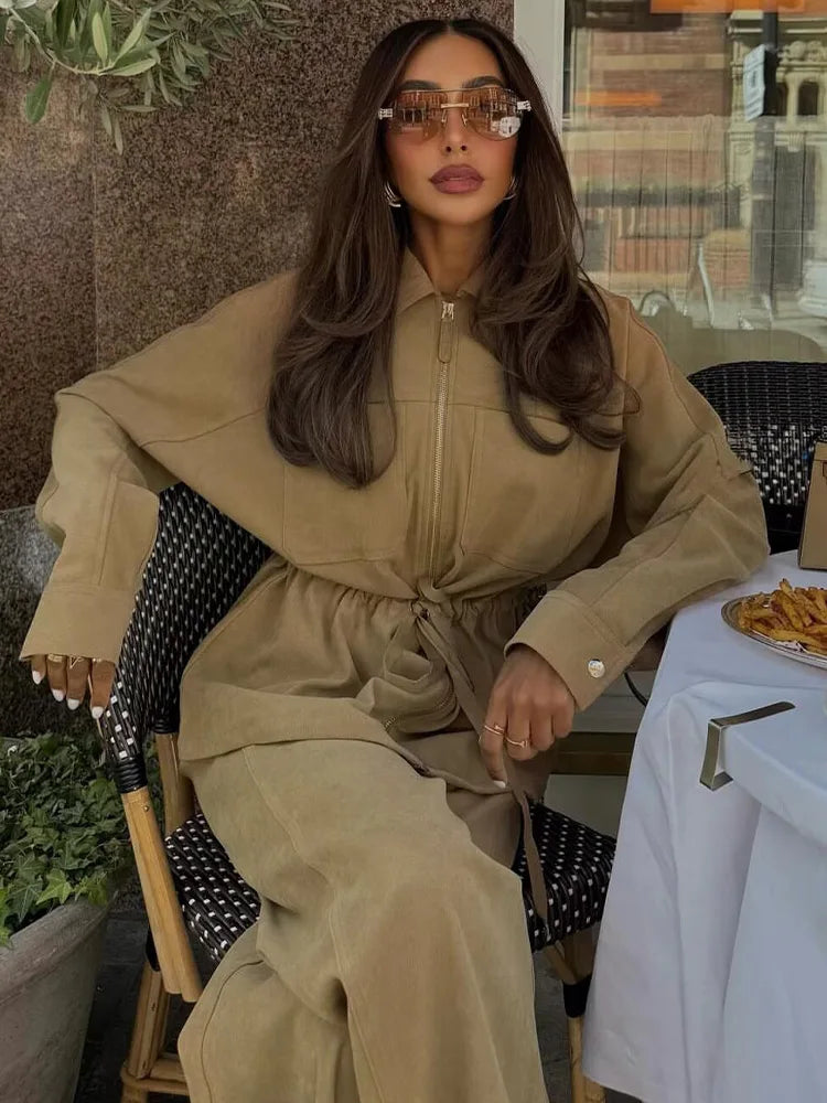 Garb Alta Moda – Conjunto Feminino Casaco e Calça de Luxo.