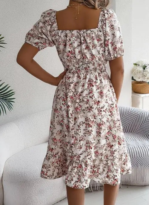 Vestido Feminino Curto Estampado com Decote Quadrado e Mangas Bufantes.