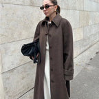 Sobretudo Feminino de Gola Alta com Capuz em Fibra Natural.