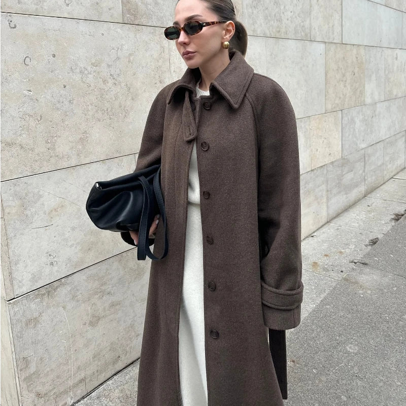 Sobretudo Feminino de Gola Alta com Capuz em Fibra Natural.