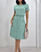 Vestido Feminino Slim em Linha A com Botões Decorativos e Caimento Natural.