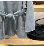 Casaco Feminino em Lã Fina com Gola de Couro Removível e Artesanato Frivolité.