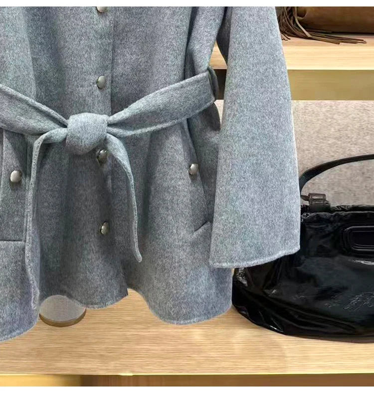 Casaco Feminino em Lã Fina com Gola de Couro Removível e Artesanato Frivolité.