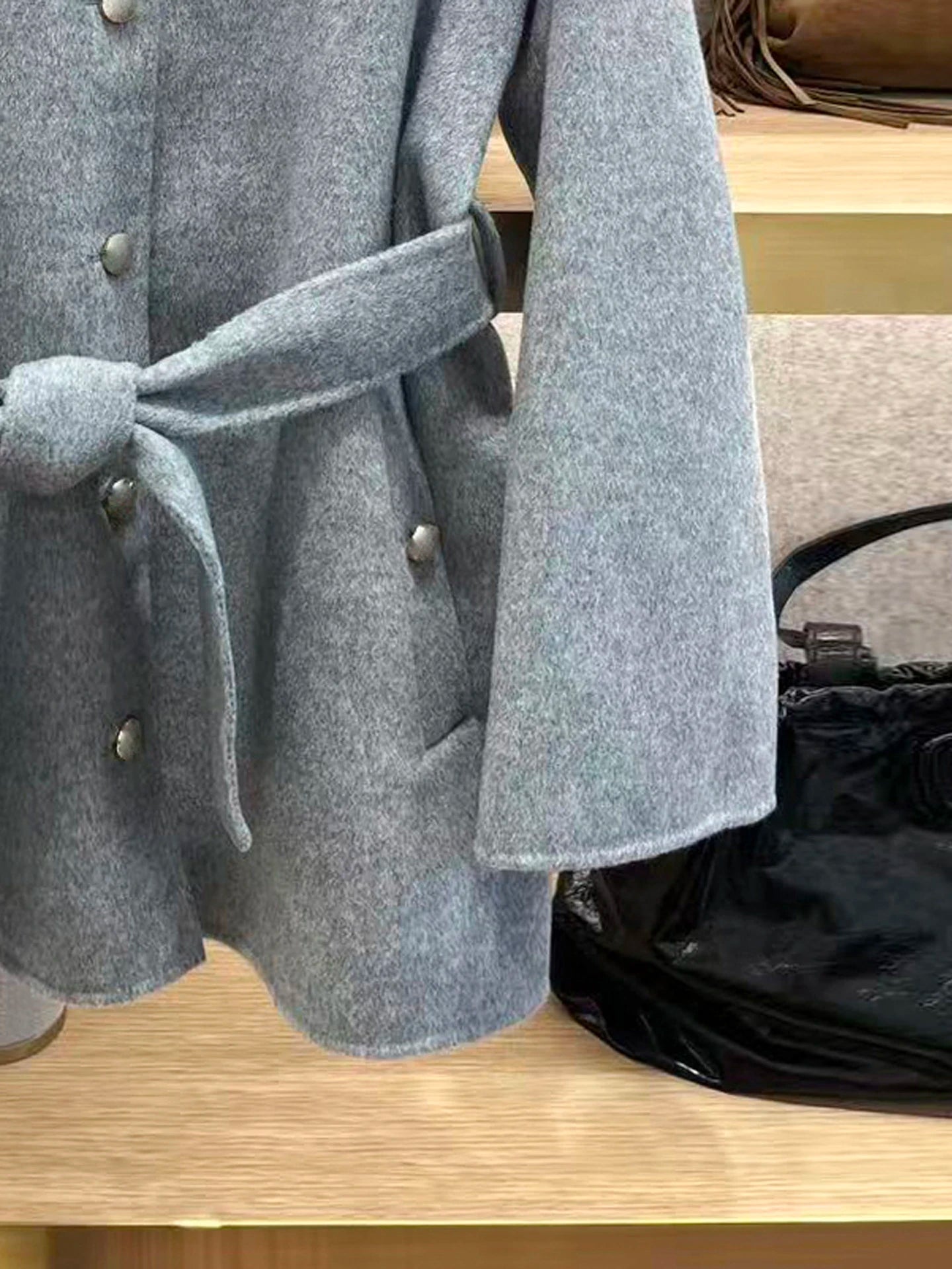 Casaco Feminino em Lã Fina com Gola de Couro Removível e Artesanato Frivolité.