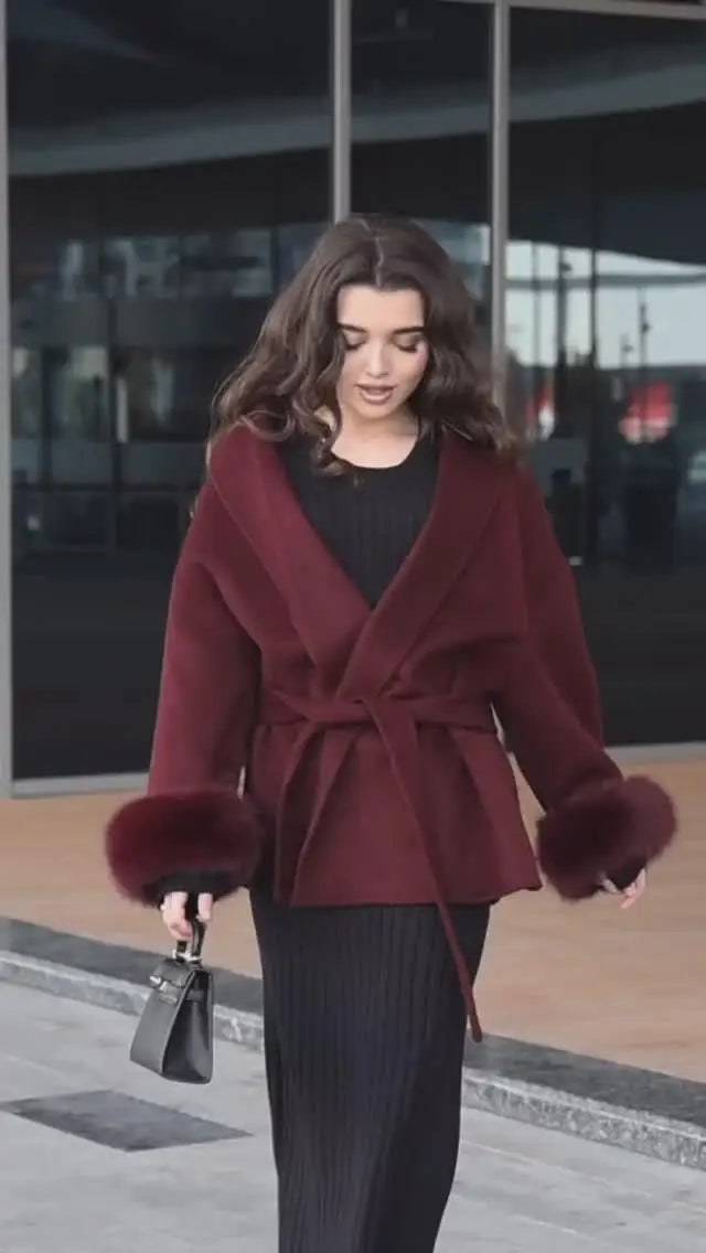 Casaco Feminino Elegante com Gola Dobrável e Amarração na Cintura.