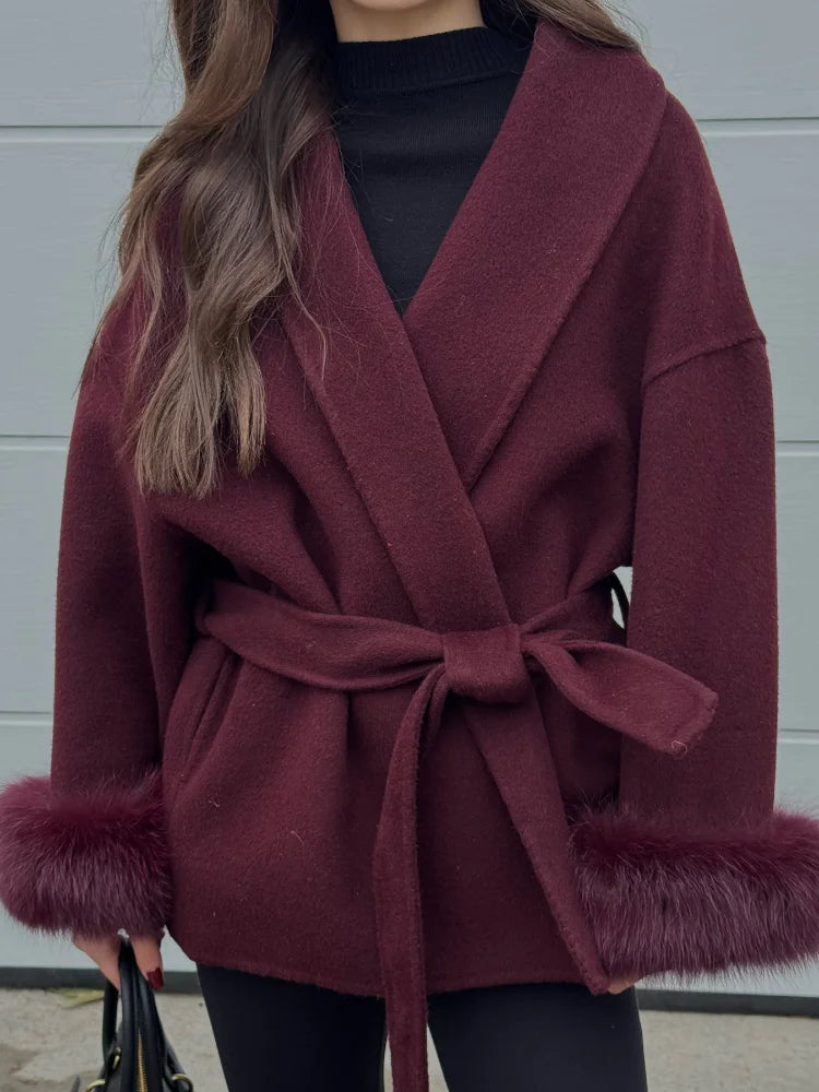 Casaco Feminino em Poliéster com Acabamento Frivolité e Cintura Ajustável.