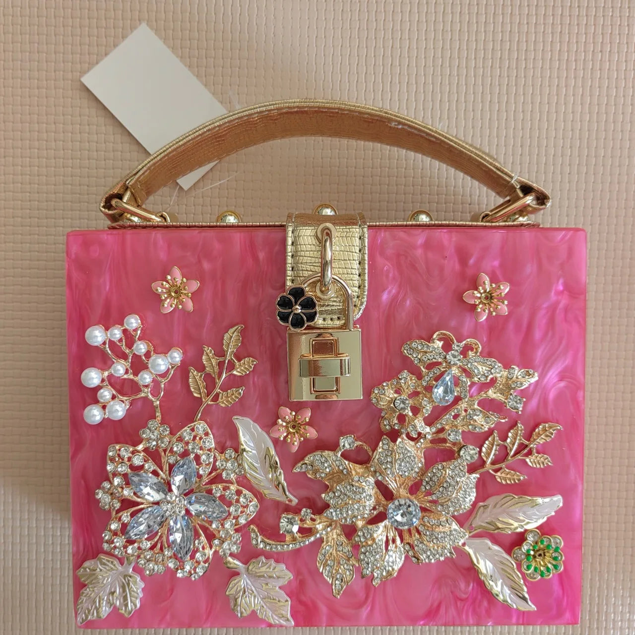 Bolsa Minaudière Metálica com Detalhes em Diamantes e Forro em Couro Sintético.