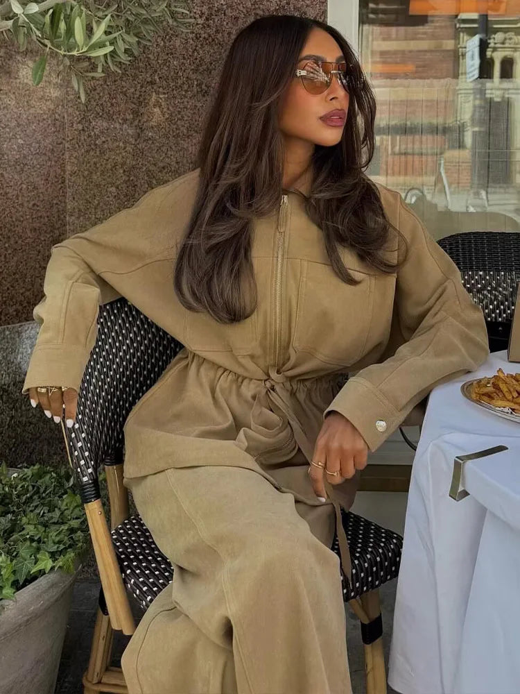 Garb Alta Moda – Conjunto Feminino Casaco e Calça de Luxo.