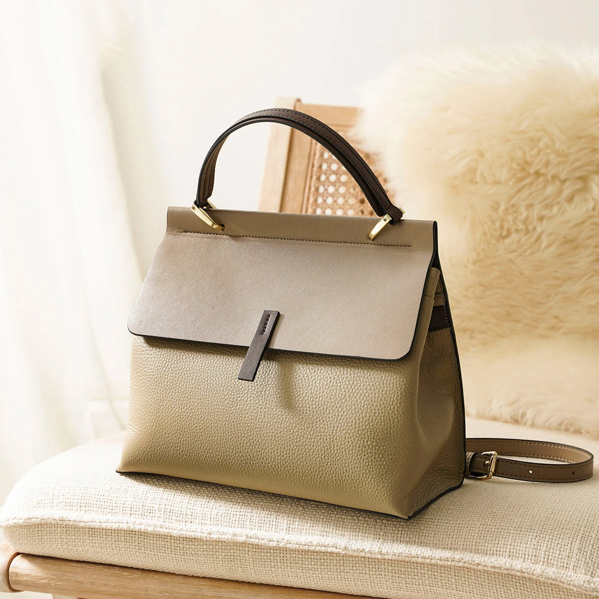 Bolsa Feminina em Couro Legítimo.