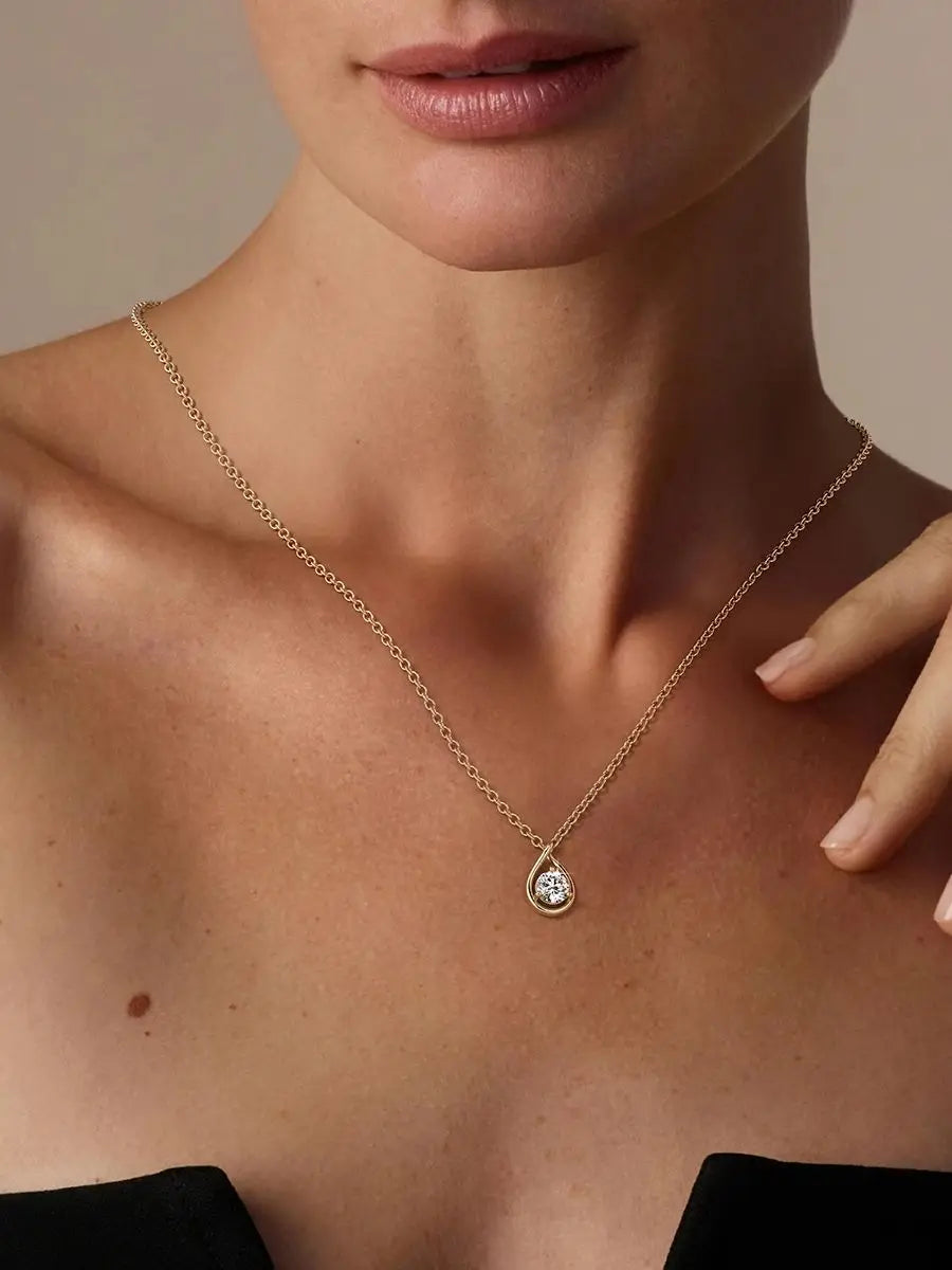 Colar Feminino com Pingente Solitário de Moissanite em Ouro 14K.