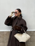 Sobretudo Feminino de Gola Alta com Capuz em Fibra Natural.