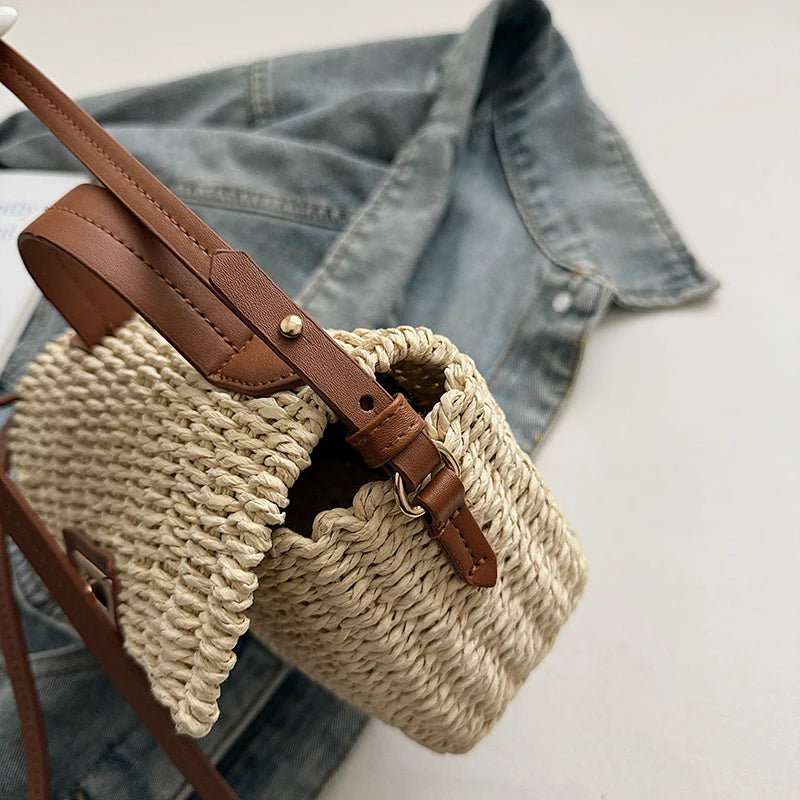 Bolsa Feminina de Palha Natural com Design Minimalista de Verão.