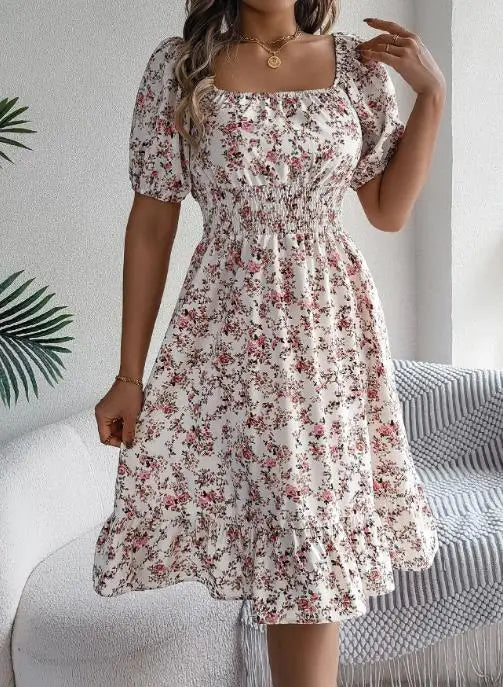 Vestido Feminino Curto Estampado com Decote Quadrado e Mangas Bufantes.