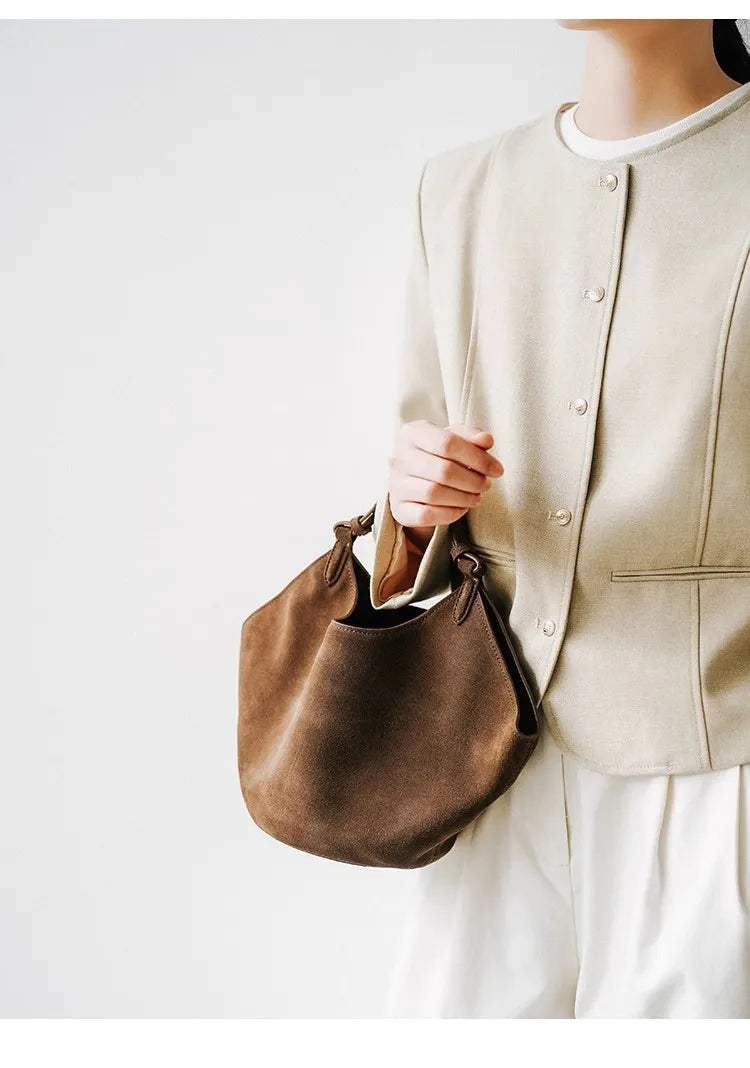 Bolsa Feminina em Camurça e Couro com Acabamento Sofisticado.