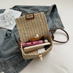 Bolsa Feminina de Palha Natural com Design Minimalista de Verão.
