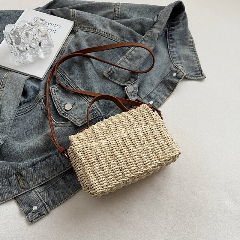 Bolsa Feminina de Palha Natural com Design Minimalista de Verão.