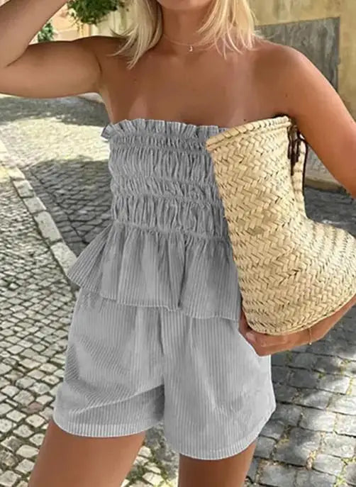 Conjunto Feminino Tomara-que-Caia com Shorts e Detalhes de Babados.