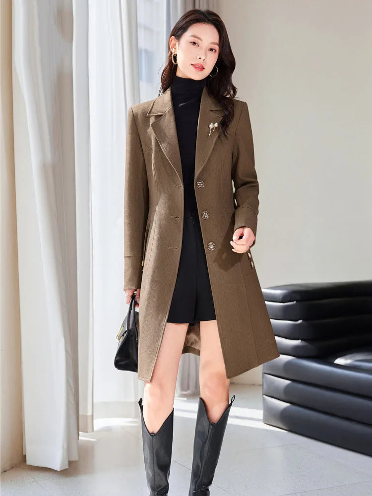 Trench Coat Feminino em Tecido Premium Penteado com Gola Dobrada