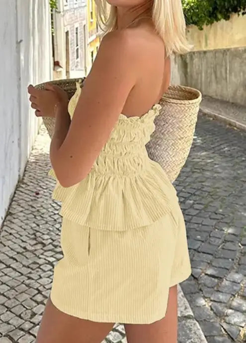 Conjunto Feminino Tomara-que-Caia com Shorts e Detalhes de Babados.