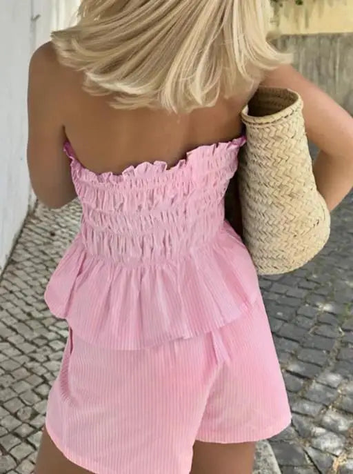 Conjunto Feminino Tomara-que-Caia com Shorts e Detalhes de Babados.