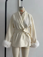 Casaco Feminino Elegante com Gola Dobrável e Amarração na Cintura.