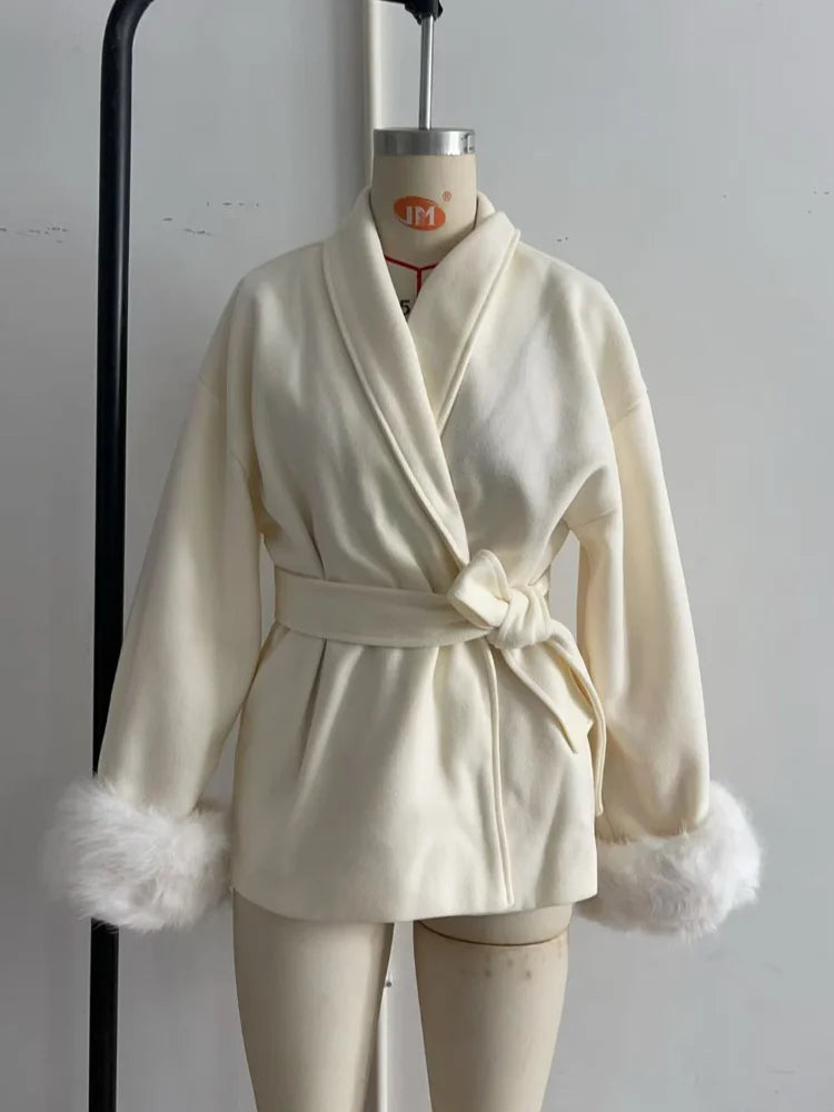 Casaco Feminino Elegante com Gola Dobrável e Amarração na Cintura.
