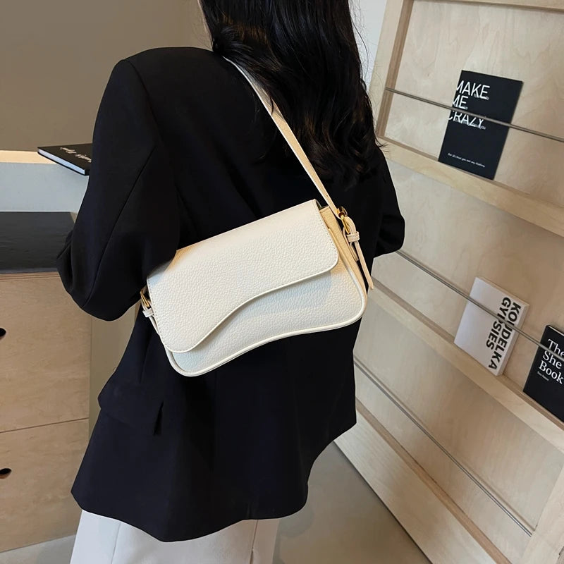 Bolsa transversal MOODS com formas irregulares.