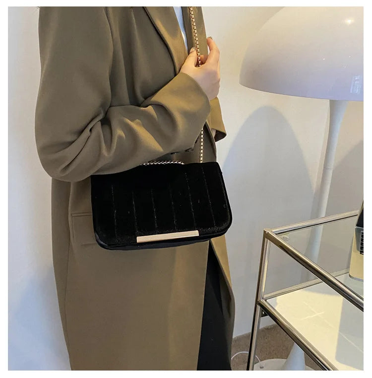 Bolsa Feminina Aba com Detalhes Luxuosos.