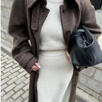 Sobretudo Feminino de Gola Alta com Capuz em Fibra Natural.