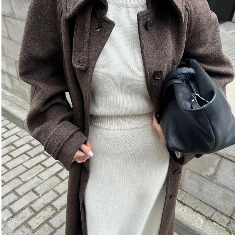 Sobretudo Feminino de Gola Alta com Capuz em Fibra Natural.